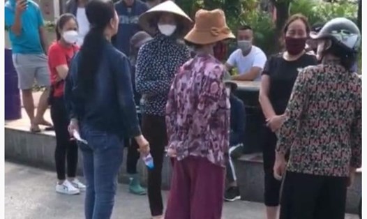 Người dân bức xúc kéo đến cổng Công ty Việt Trường, phản đối doanh nghiệp sản xuất gây ô nhiễm. Ảnh: NDCC