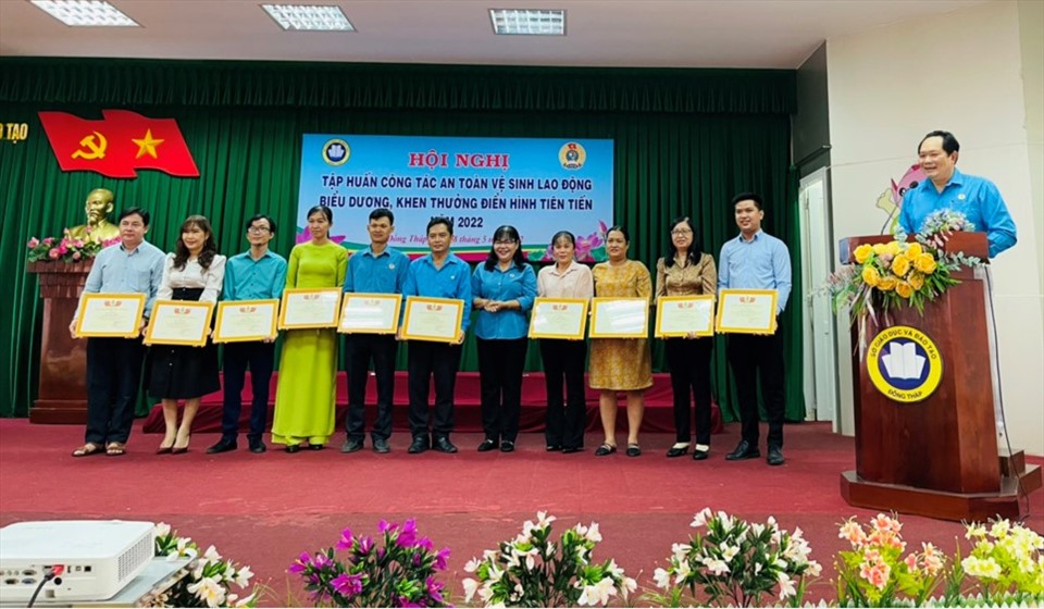 Biểu dương, khen thưởng điển hình tiên tiến năm 2022.