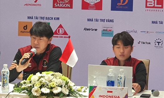 Huấn luyện viên trưởng U23 Indonesia Shin Tae-yong trả lời trong buổi họp báo. Ảnh: T.D