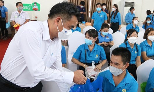 Ông Nguyễn Lộc Hà - Phó Chủ tịch UBND tỉnh Bình Dương trao quà hỗ trợ công nhân lao động. Ảnh: Đình Trọng