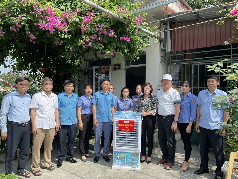 Đoàn công tác Tổng Công ty và CĐ Đường sắt Việt Nam trao hỗ trợ cho CNLĐ