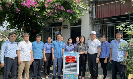 Lãnh đạo Tổng công ty và Công đoàn Đường sắt Việt Nam trao hỗ trợ quạt hơi nước hỗ trợ cải thiện điều kiện làm việc cho công nhân Trạm gác chắn km 0+987. Ảnh: Ngọc Lan