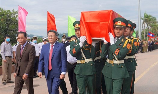 Lãnh đạo tỉnh Quảng Trị đón nhận hài cốt liệt sĩ là quân tình nguyện và chuyên gia Việt Nam hi sinh tại Lào về nước. Ảnh: Hưng Thơ.
