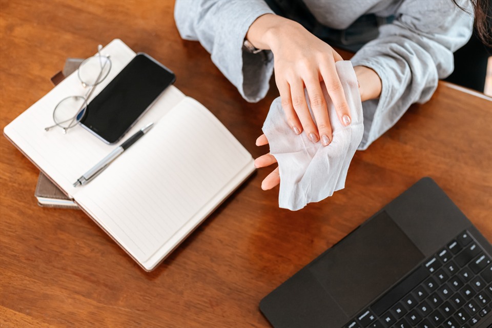 Khăn ướt có nhiều công dụng bên cạnh việc sử dụng để vệ sinh tay chân. Ảnh: Xinhua