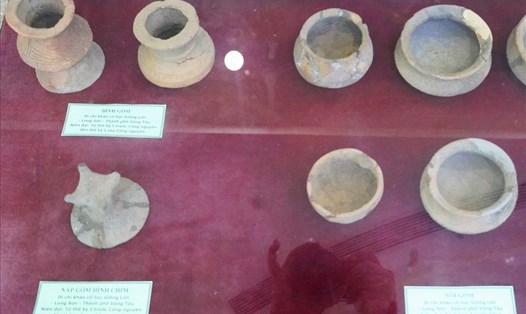 Cổ vật trưng bày thuộc văn hóa Óc Eo được phát hiện tại Bà Rịa - Vũng Tàu. Ảnh: T.A