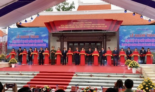 Chủ tịch nước Nguyễn Xuân Phúc và các đại biểu cắt băng khánh thành đền thờ Liệt sĩ tại chiến trường Điện Biên Phủ.
