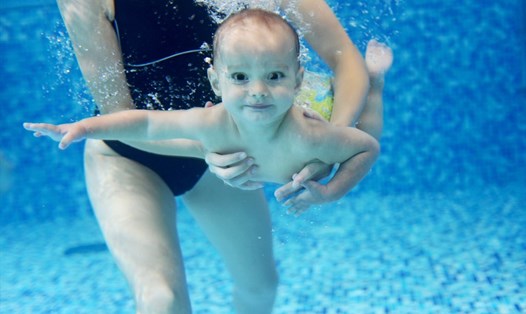 Nên cho trẻ học bơi từ sớm để tăng sức bền cũng như độ dẻo dai của cơ thể. Ảnh: Xinhua