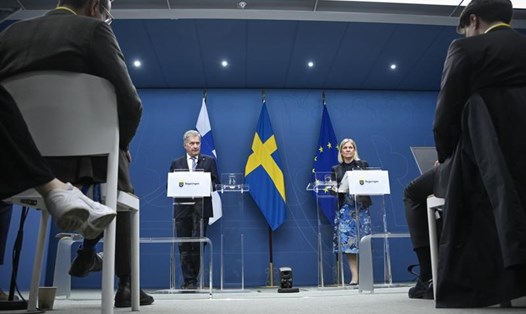 Tổng thống Phần Lan Sauli Niinisto (trái) và Thủ tướng Thụy Điển Magdalena Andersson tham dự một cuộc họp báo chung tại Stockholm, ngày 17.5.2022. Ảnh chụp màn hình.