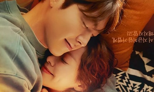 Han Ji Min và Kim Woo Bin trong “Our Blues”. Ảnh: Poster tvN.