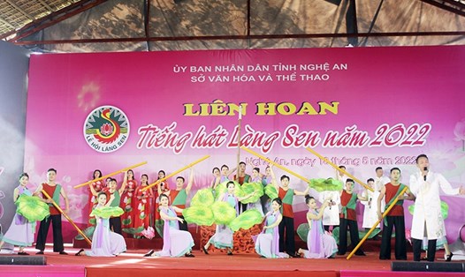 Liên hoan "Tiếng hát Làng Sen" ca ngợi Đảng, Bác Hồ và quê hương đất nước. Ảnh: TH