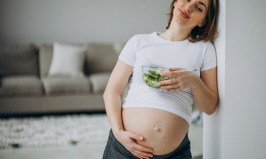 Những lưu ý mà phụ nữ mang thai cần nhớ để tránh ngộ độc thực phẩm. Ảnh: Boldsky