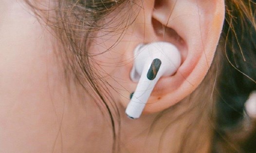 Người dùng sử dụng tai nghe AirPods Pro của Apple. Ảnh: Thu Trang