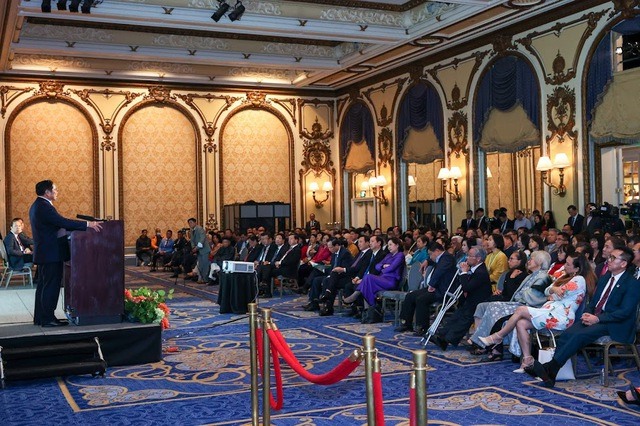 Thủ tướng gặp kiều bào tại thành phố San Francisco, bang California, Mỹ. Ảnh: VGP