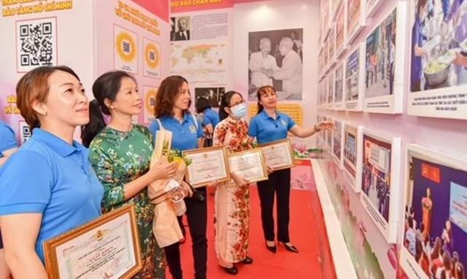 Cán bộ, đoàn viên công đoàn tham quan triển lãm “Không gian văn hóa Hồ Chí Minh”. Ảnh: Đức Long