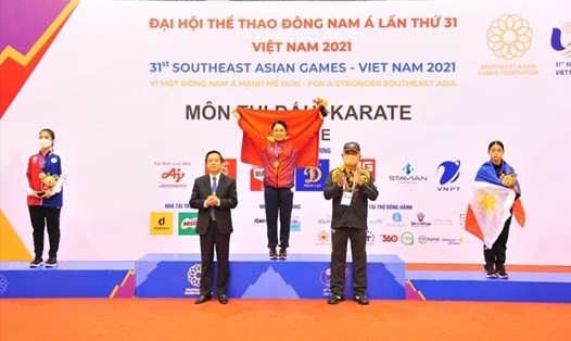 Ông Phạm Quang Ngọc - Chủ tịch UBND tỉnh Ninh Bình trao huy chương cho các vận động viên. Ảnh: NT