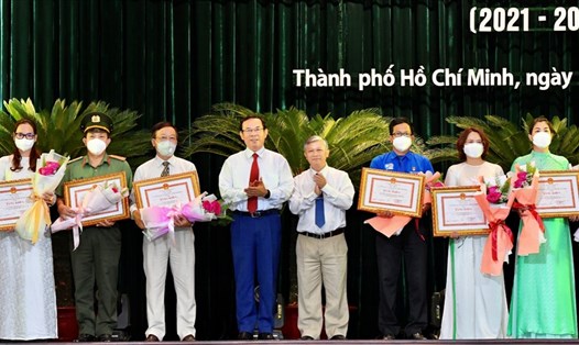 Bí thư Thành ủy TPHCM Nguyễn Văn Nên tặng bằng khen cho các tập thể có thành tích xuất sắc.   Ảnh: Việt Dũng