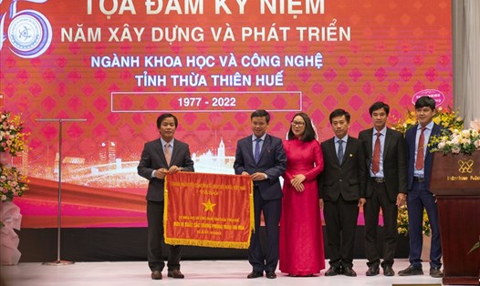 Thừa ủy quyền của Thủ tướng Chính phủ, Chủ tịch UBND tỉnh Thừa Thiên Huế - Nguyễn Văn Phương đã trao Cờ thi đua cho tập thể Sở Khoa học và Công nghệ. Ảnh: ĐH.