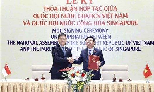 Chủ tịch Quốc hội Vương Đình Huệ và Chủ tịch Quốc hội Singapore Tan Chuan-Jin đã ký Thoả thuận hợp tác giữa Quốc hội Việt Nam và Quốc hội Singapore. Ảnh: Doãn Tấn