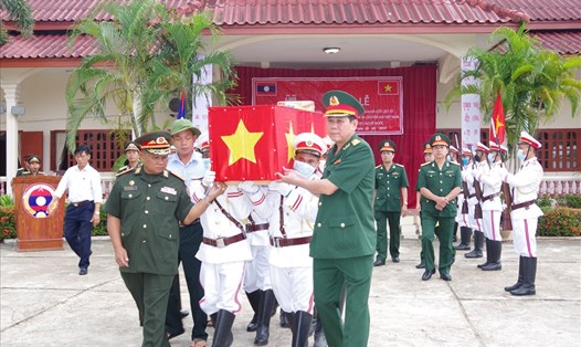 Đại diện lãnh đạo tỉnh Salavan và tỉnh Thừa Thiên Huế tiễn đưa các hài cốt liệt sĩ về với đất mẹ.