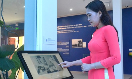 Tra cứu tư liệu về Chủ tịch Hồ Chí Minh từ ứng dụng công nghệ tại Nhà trưng bày “Chủ tịch Hồ Chí Minh với Cách mạng Việt Nam”. Ảnh: L.T
