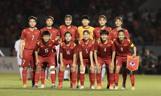 Tuyển nữ Việt Nam nhận tưởng 1,3 tỉ đồng sau trận thắng Myanmar. Ảnh: P.T