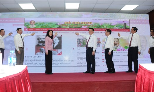 Các đại biểu bấm nút ra mắt giao diện mới Trang thông tin điện tử Hồ Chí Minh. Ảnh: Phạm Đông