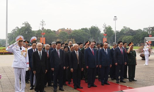 Đoàn đại biểu lãnh đạo Đảng, Nhà nước và Uỷ ban Trung ương MTTQ Việt Nam đã tới đặt vòng hoa, vào Lăng viếng Chủ tịch Hồ Chí Minh và dâng hương tưởng niệm các anh hùng liệt sĩ. Ảnh: Hoàng Hải