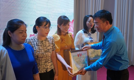 Ông Nguyễn Công Hoà - Chủ tịch Công đoàn ngành Công Thương Hải Phòng khen thưởng 52 cá nhân đạt lao động giỏi năm 2021. Ảnh: Mai Dung
