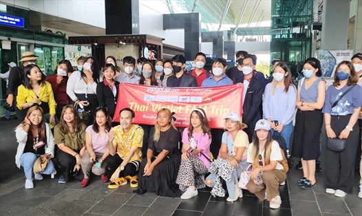Đoàn Famtrip lữ hành Thái Lan chụp ảnh lưu niệm tại sân bay Quốc tế Phú Quốc. Ảnh: PV