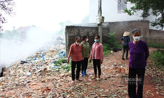 Bãi tập kết rác tự phát ngay trong khu đông dân cư đã bức tử cuộc sống của hàng trăm con người của xóm Đầm Đanh, xã Thành Công (TP. Phổ Yên, Thái Nguyên).
