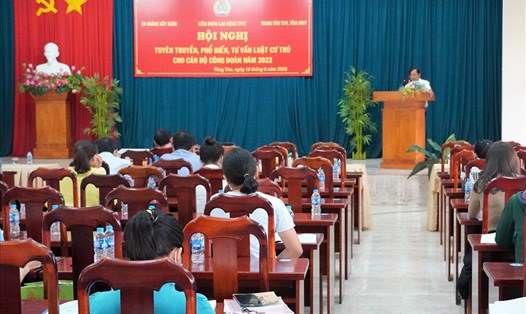 Ông Nguyễn Hồng To - Phó Chủ tịch Hội Luật gia Bà Rịa - Vũng Tàu đang phổ biến Luật Cư trú 2022 cho cán bộ, đoàn viên Công đoàn. Ảnh: T.A
