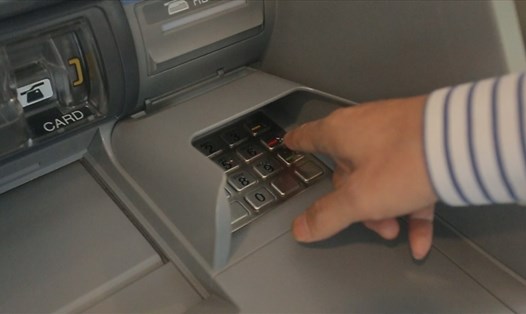 Người dân rút tiền bằng thẻ căn cước công dân gắn chip tại cây ATM của ngân hàng BIDV. Ảnh: H.L