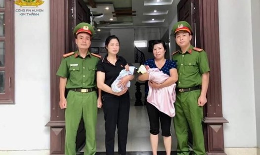 Cơ quan công an và chính quyền địa phương thông báo tìm người thân cho 2 bé sơ sinh bị bỏ trước cửa nhà dân lúc rạng sáng. Ảnh: Công an huyện Kim Thành
