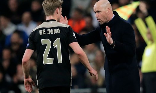 De Jong và Ten Hag sẽ tái hợp ở Old Trafford? Ảnh: AFP
