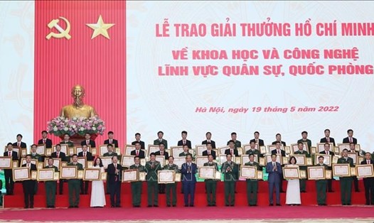 Chủ tịch nước Nguyễn Xuân Phúc cùng các lãnh đạo Bộ Quốc phòng trao Giải thưởng Hồ Chí Minh về khoa học, công nghệ lĩnh vực quân sự, quốc phòng cho các tác giả. Ảnh: TTXVN