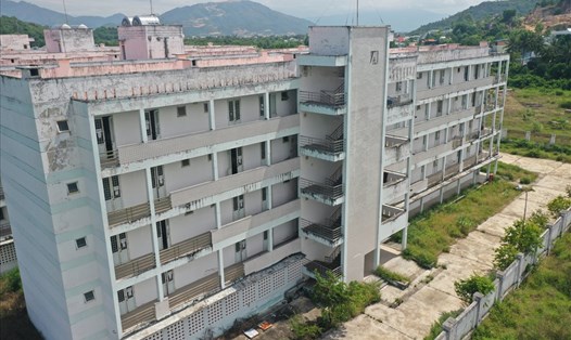 Ký túc xá trường Cao đẳng Y tế Khánh Hòa bỏ hoang gần 9 năm nay.