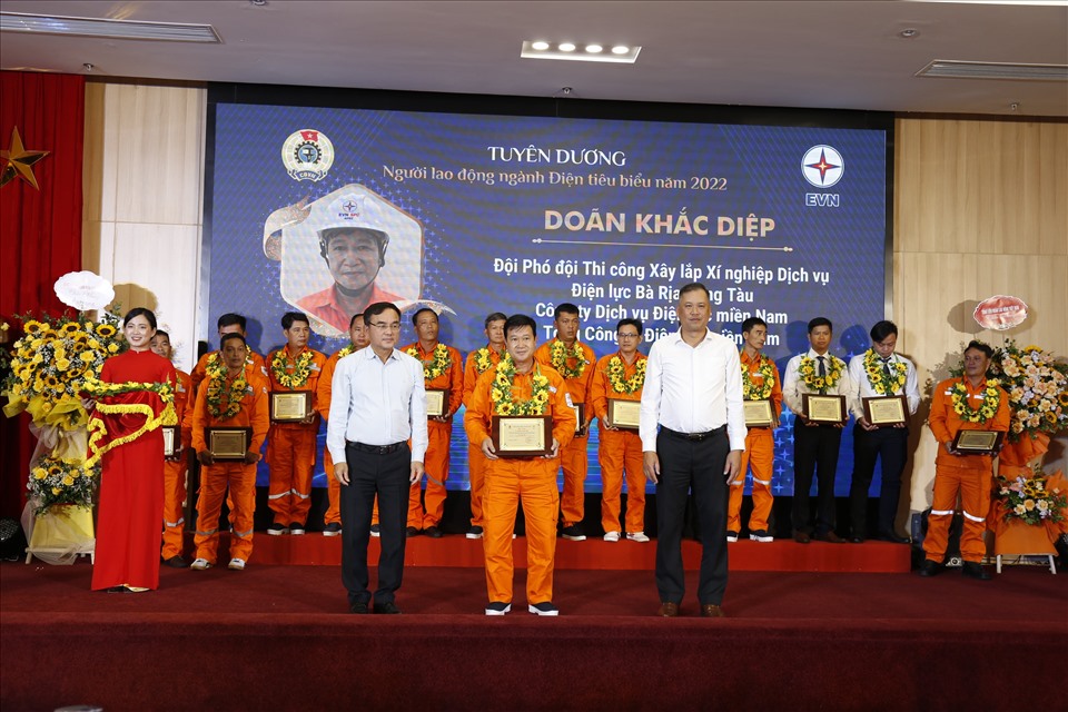 Ông Nguyễn Minh Dũng - Ủy viên Đoàn Chủ tịch, Trưởng ban Tài chính Tổng LĐLĐVN và ông Dương Quang Thành – Bí thư Đảng ủy, Chủ tịch Hội đồng Thành viên Tập đoàn EVN (bên trái) trao thưởng cho công nhân tiêu biểu. Ảnh: Đắc Cường