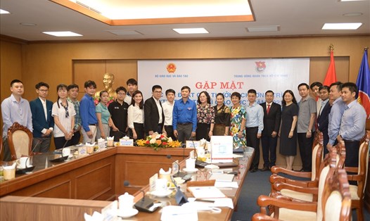 Top 11 chương trình "Tri thức trẻ vì giáo dục" gặp gỡ Thứ trưởng Bộ GDĐT Ngô Thị Minh.