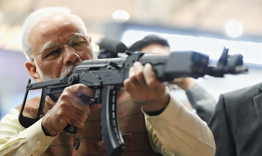 Thủ tướng Ấn Độ Narendra Modi thử một khẩu súng trường khi thăm các gian hàng của DefExpo-2020 ở Lucknow, Ấn Độ. Ảnh:  Cục Thông tin Báo chí (PIB) Ấn Độ