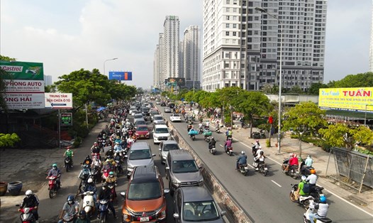 Kẹt xe đường Nguyễn Hữu Thọ (quận 7) - tuyến đường dày đặc cao ốc bên đường.  Ảnh: Anh Tú