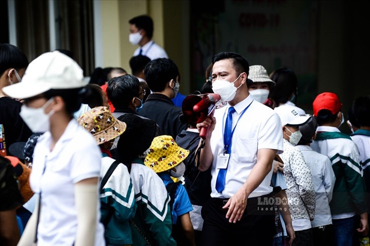 Nhịp sống 24h: Nghìn người xếp hàng vào Lăng viếng Bác Nhịp sống 24h: Nghìn người xếp hàng vào Lăng viếng Bác