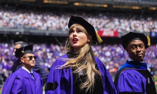 Taylor Swift nhận bằng tiến sĩ danh dự ngành Mỹ thuật của Đại học New York. Ảnh: Page Six.