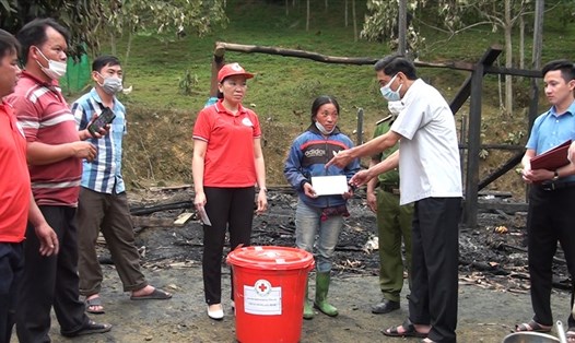 Cơ quan chức năng huyện Văn Yên đã đến hỗ trợ, động viên gia đình ngay sau khi vụ việc xảy ra. Ảnh: CTV
