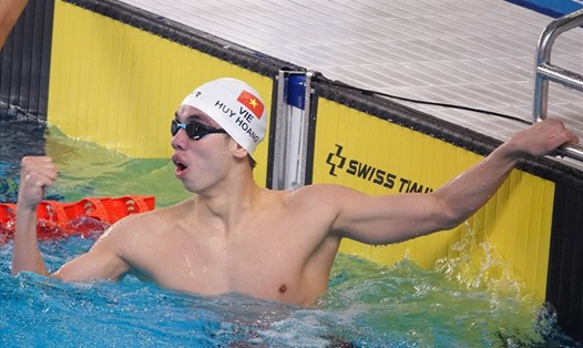 Nguyễn Huy Hoàng vui mừng tột độ khi giành huy chương vàng 200m bơi bướm nam. Ảnh: Nguyễn Đăng