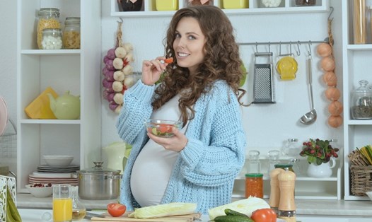 Phụ nữ mang thai không nên ăn dứa, đu đủ, nho. Ảnh: The list