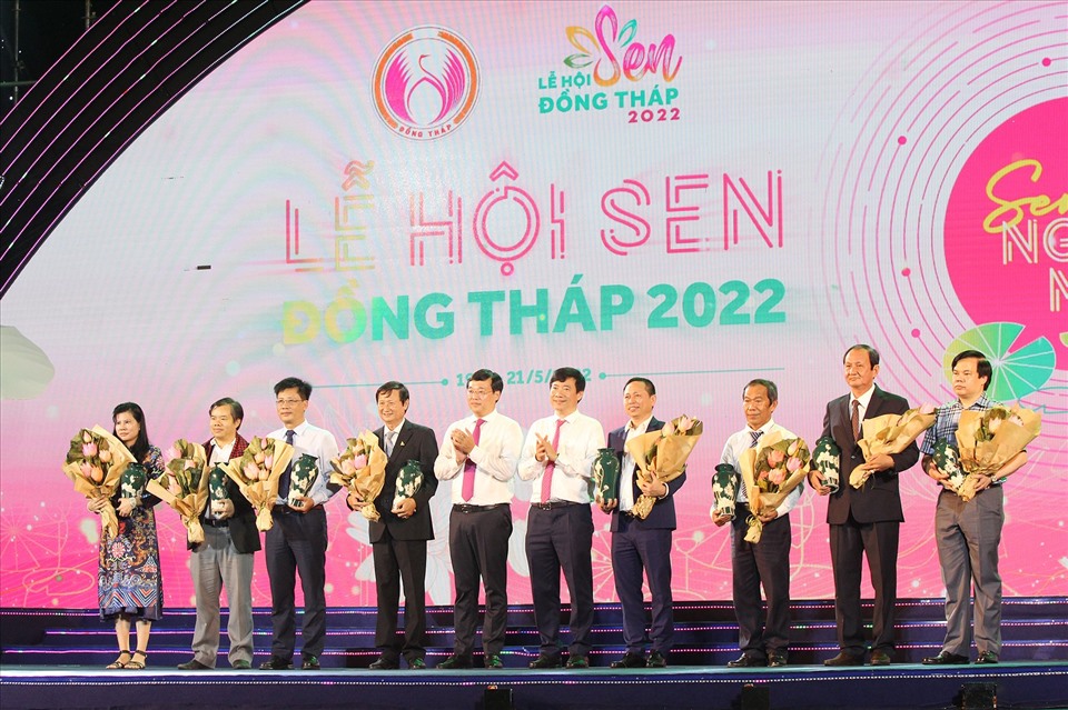 Lễ hội Sen Đồng Tháp thu hút hàng nghìn du khách đến tham dự