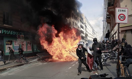 Biểu tình biến thành bạo lực ở thủ đô Paris của Pháp ngày 1.5. Ảnh: AP