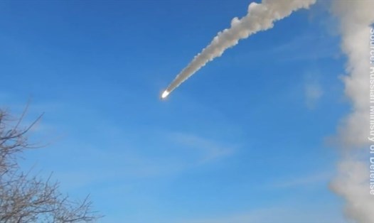 Tên lửa Nga phá huỷ kho vũ khí Ukraina. Ảnh: Bộ Quốc phòng Nga