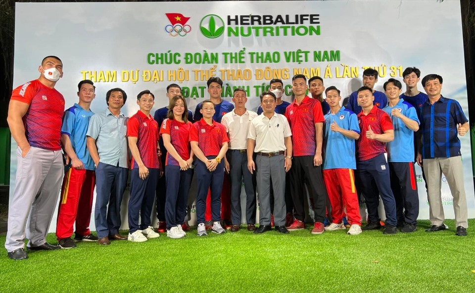 Lãnh đạo và Ban huấn luyện chúc mừng Đinh Xuân Hoàng và các vận động viên Ninh Bình lên đường thi đấu tại SAE Games 31. Ảnh: NT