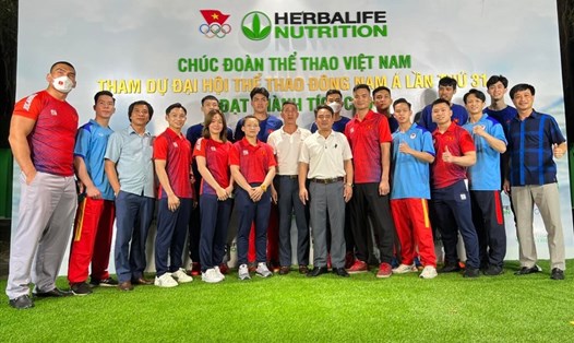 Lãnh đạo và Ban huấn luyện chúc mừng Đinh Xuân Hoàng và các vận động viên Ninh Bình lên đường thi đấu tại SAE Games 31. Ảnh: NT